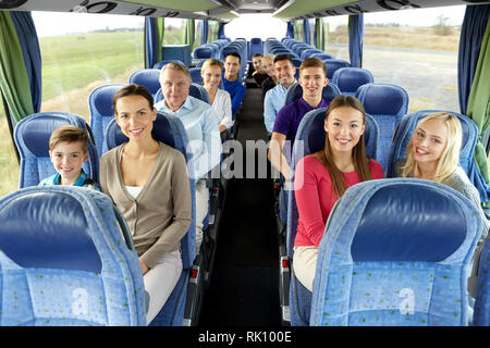 Gruppo di felice per i passeggeri che viaggiano in autobus Foto Stock