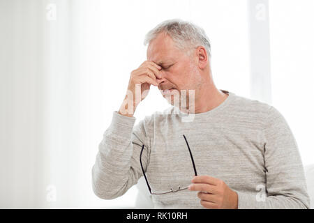 L'uomo anziano con avere mal di testa Foto Stock