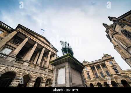 Vista della piazza del Parlamento e la Corte di edifici di sessione di Edimburgo Città Vecchia Foto Stock