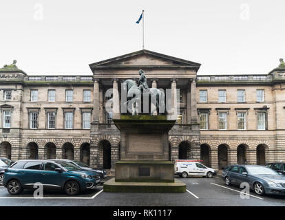 Vista della piazza del Parlamento e la Corte di edifici di sessione di Edimburgo Città Vecchia Foto Stock