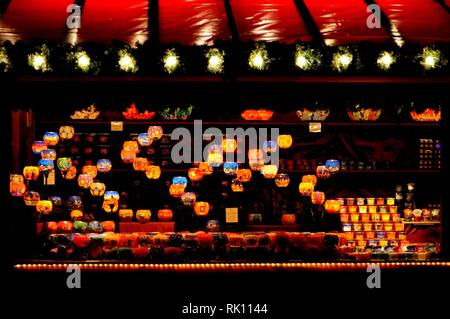 Candele in stallo del mercato nel 2018 Southbank mercato invernale, Lambeth, Londra, Regno Unito. Foto Stock