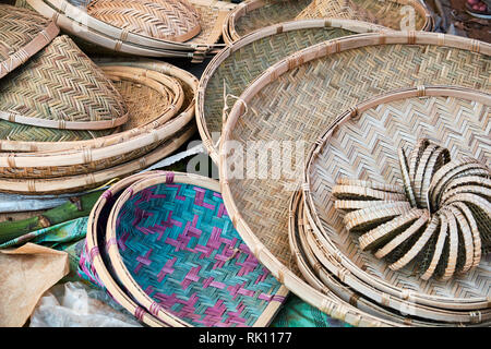 Vimini piastra di paglia pila sul locale Mercato Orientale Foto Stock