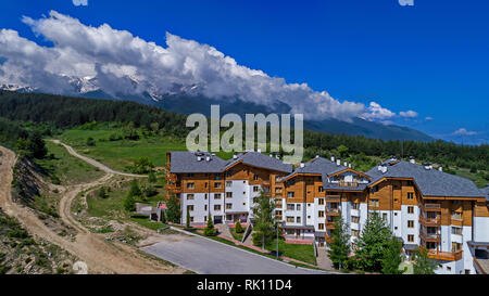 Bellissima vista del Bansko. Montagne Pirin sullo sfondo - Bulgaria Foto Stock