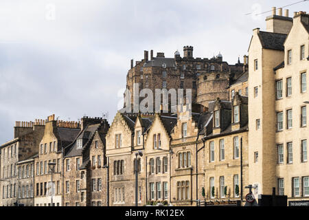 Vista della vecchia pietra tenement edifici al Grassmarket e il Castello di Edimburgo al posteriore, Edimburgo, Scozia, Regno Unito Foto Stock