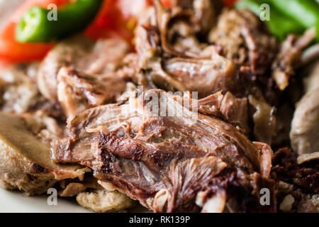 Turco tradizionale cibo frattaglie Kelle Sogus / testa di agnello di carne con cervello porzione servita con la piastra. Alimenti biologici. Foto Stock