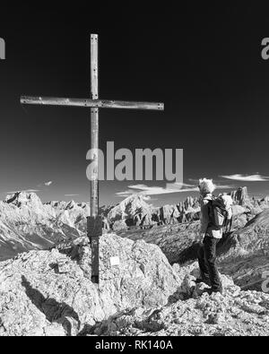 Femmina, anziani walker sul vertice del Sas de Stria, Dolomiti, Belluno, Veneto, Italia. In bianco e nero Foto Stock