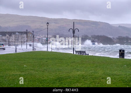 Largs, Scozia - Febbraio 08, 2019: La città di Largs è colpito dalla tempesta Eric come torential onde di pioggia e vento a buffet la città e il lungomare ca Foto Stock