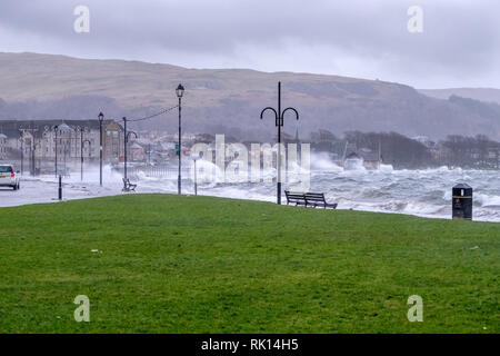 Largs, Scozia - Febbraio 08, 2019: La città di Largs è colpito dalla tempesta Eric come torential onde di pioggia e vento a buffet la città e il lungomare ca Foto Stock