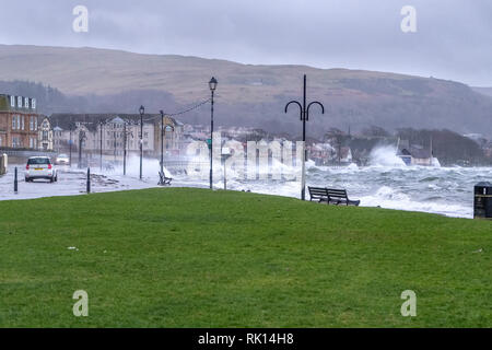 Largs, Scozia - Febbraio 08, 2019: La città di Largs è colpito dalla tempesta Eric come torential onde di pioggia e vento a buffet la città e il lungomare ca Foto Stock