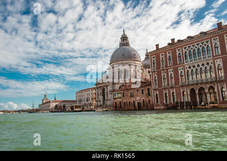 La Basilica di Santa Maria della Salute in Italia come appare dall'acqua. Il bel cielo azzurro con alcune nuvole in background. Foto Stock