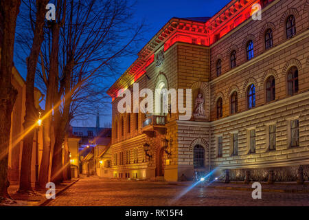 Edificio del Saeima in Old Riga - la famosa città europea dove i turisti possono trovare un atmosfera unica del Medio Evo e famoso ensemble di archi Foto Stock