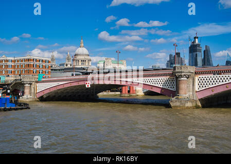 LONDON, Regno Unito - 9 Settembre 2018: Blackfriars Bridge è una strada e il traffico pedonale ponte sul Fiume Tamigi a Londra Foto Stock