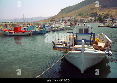 Il porto interno a Gefyra, il gateway per Monemvassía, Laconia, Grecia Foto Stock