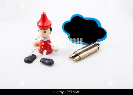 Giocattolo Pinochio figurina pensando di uccidere qualcuno sul display Foto Stock