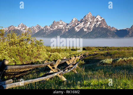 WY03347-00...WYOMING - recinzione tradizionale che circonda la cabina Conningham storico sito nel Parco Nazionale di Grand Teton. Foto Stock