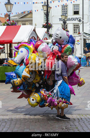 L'uomo vendita di palloncini in Newark Royal Mercato, Newark, Nottinghamshire, England, Regno Unito Foto Stock