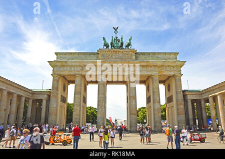 Berlino, Germania - 21 giugno 2017: Porta di Brandeburgo (Brandenburger Tor) si tratta di un edificio del XVIII secolo in stile neoclassico arco trionfale a Berlino, uno dei migliori-SA Foto Stock