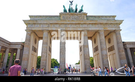 Berlino, Germania - 21 giugno 2017: Porta di Brandeburgo (Brandenburger Tor) si tratta di un edificio del XVIII secolo in stile neoclassico arco trionfale a Berlino, uno dei migliori-SA Foto Stock