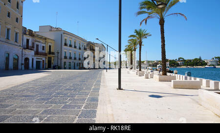 Il lungomare di Brindisi città vecchia, Puglia, Italia Foto Stock