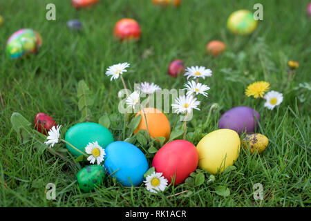 Nascosto nell'erba colorata uova di Pasqua Foto Stock