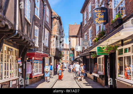 York Shambles turisti percorrendo a piedi il caos della strada stretta del mezzo in legno vecchio edifici medievali York Yorkshire England Regno Unito GB Europa Foto Stock