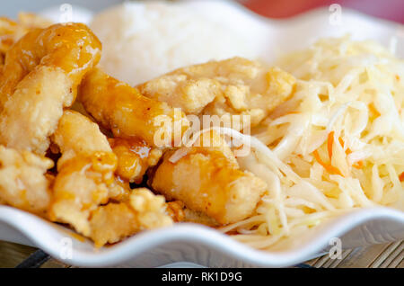 Cibo cinese, con riso fritto di pollo in salsa di soia e verdure, cavolo e carote in una piastra bianca, close up Foto Stock