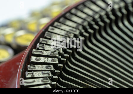 Un primo piano della lettera di blocchi sui bracci di riscontro di un antico nastri inchiostratori per macchine da scrivere. Foto Stock