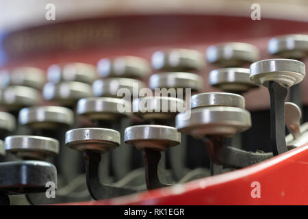 Un primo piano dei tasti di una macchina da scrivere di antiquariato guardando dal fondo supporta. Foto Stock