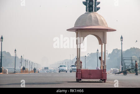 Il traffico mattutino sul famoso boulevard Rajpath visto nella direzione dell India gate in Dehli, India. Foto Stock