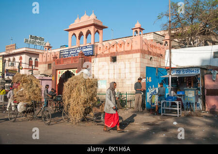 Scena urbana da Jaipur nel Rajasthan, India. Jaipur è la città più grande del Rajasthan con una popolazione di 3-4 milioni di euro. Foto Stock