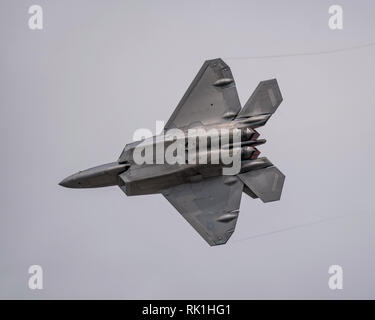 Una United States Air Force Lockheed Martin F-22 Raptor visualizza presso il Royal International Air Tattoo, RAF Fairford, nel Regno Unito il 14 luglio 2017. Foto Stock