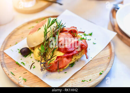 Classico muffin inglese riempito con pancetta, uova e rosmarino Foto Stock