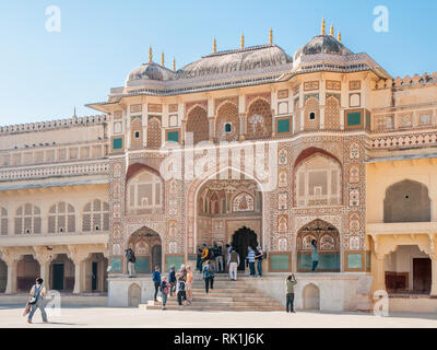 Ganosh Pol, un famoso palazzo nel primo cortile di Forte Amer a Jaipur, Rajasthan, India. Forte Amer o Forte Amber è un sito Patrimonio Mondiale dell'UNESCO Foto Stock