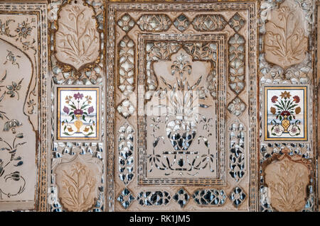 Sheesh Mahal, il Mirror Palace, un famoso palazzo nel terzo cortile del Forte Amer a Jaipur, Rajasthan, India. Foto Stock