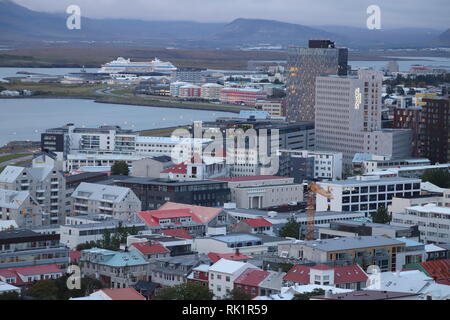 Blick auf die moderne Skyline von Reykjavik mit Blick auf das Vosshotel. Foto Stock
