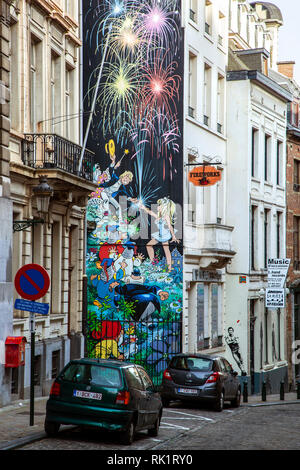 Cartoon dipinta su un edificio, striscia di fumetti a piedi, Bruxelles, Belgio Foto Stock