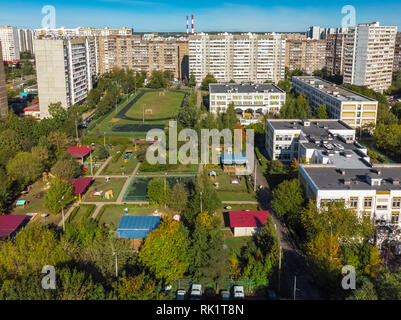 Zona notte con edifici residenziali, campo di calcetto e parco giochi per bambini a Mosca, Russia Foto Stock