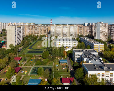 Zona notte con edifici residenziali, campo di calcetto e parco giochi per bambini a Mosca, Russia Foto Stock