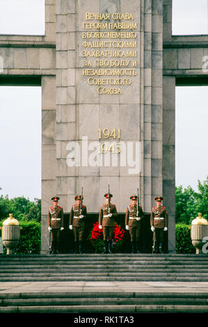 Berlino, Germania; Cambio della guardia alla guerra sovietica Memorial, Tiergarten. Foto Stock