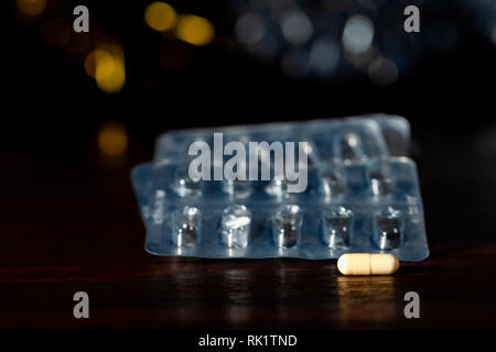 L'ultima pillola di fronte al vuoto di confezioni blister. Foto Stock