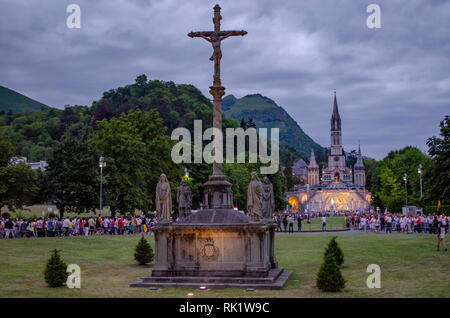 Lourdes, Francia; Agosto 2013: Pellegrini condivideranno la processione Mariale aux Flambeaux o la Processione mariana di Lourdes. Il torchlig Foto Stock