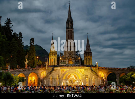 Lourdes, Francia; Agosto 2013: Pellegrini condivideranno la processione Mariale aux Flambeaux o la Processione mariana di Lourdes. Il torchlig Foto Stock