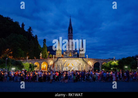 Lourdes, Francia; Agosto 2013: Pellegrini condivideranno la processione Mariale aux Flambeaux o la Processione mariana di Lourdes. Il torchlig Foto Stock