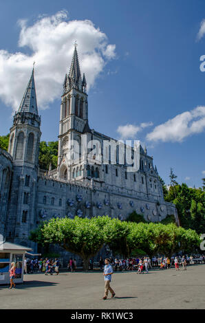 Lourdes, Francia; Agosto 2013: pellegrini al Santuario di Nostra Signora di Lourdes a Lourdes Foto Stock