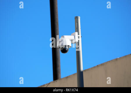 Dome per esterni di tipo telecamera TVCC su strada lampada nel centro della città di Nizza, in Francia, in Europa Foto Stock