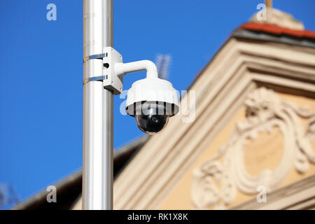 Dome per esterni di tipo telecamera TVCC su strada lampada nel centro della città di Nizza, in Francia, in Europa Foto Stock