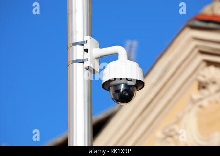 Dome per esterni di tipo telecamera TVCC su strada lampada nel centro della città di Nizza, in Francia, in Europa Foto Stock