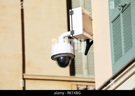 Tipo di cupola telecamera sulla parete dell'edificio a Nizza, in Francia, in Europa. Vista ravvicinata Foto Stock