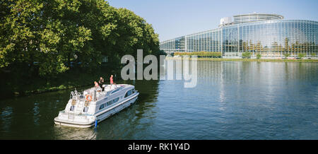 Strasburgo, Francia - Sep 12, 2018: Le Boat viaggi sul fiume Ill canal di fronte all edificio del Parlamento europeo a Strasburgo Foto Stock