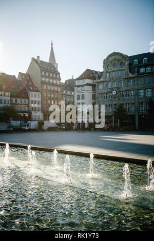 Strasburgo, Francia - Sep 12, 2018: mattina il centro della città di Strasburgo con fontana e edifici alsaziano in background Foto Stock